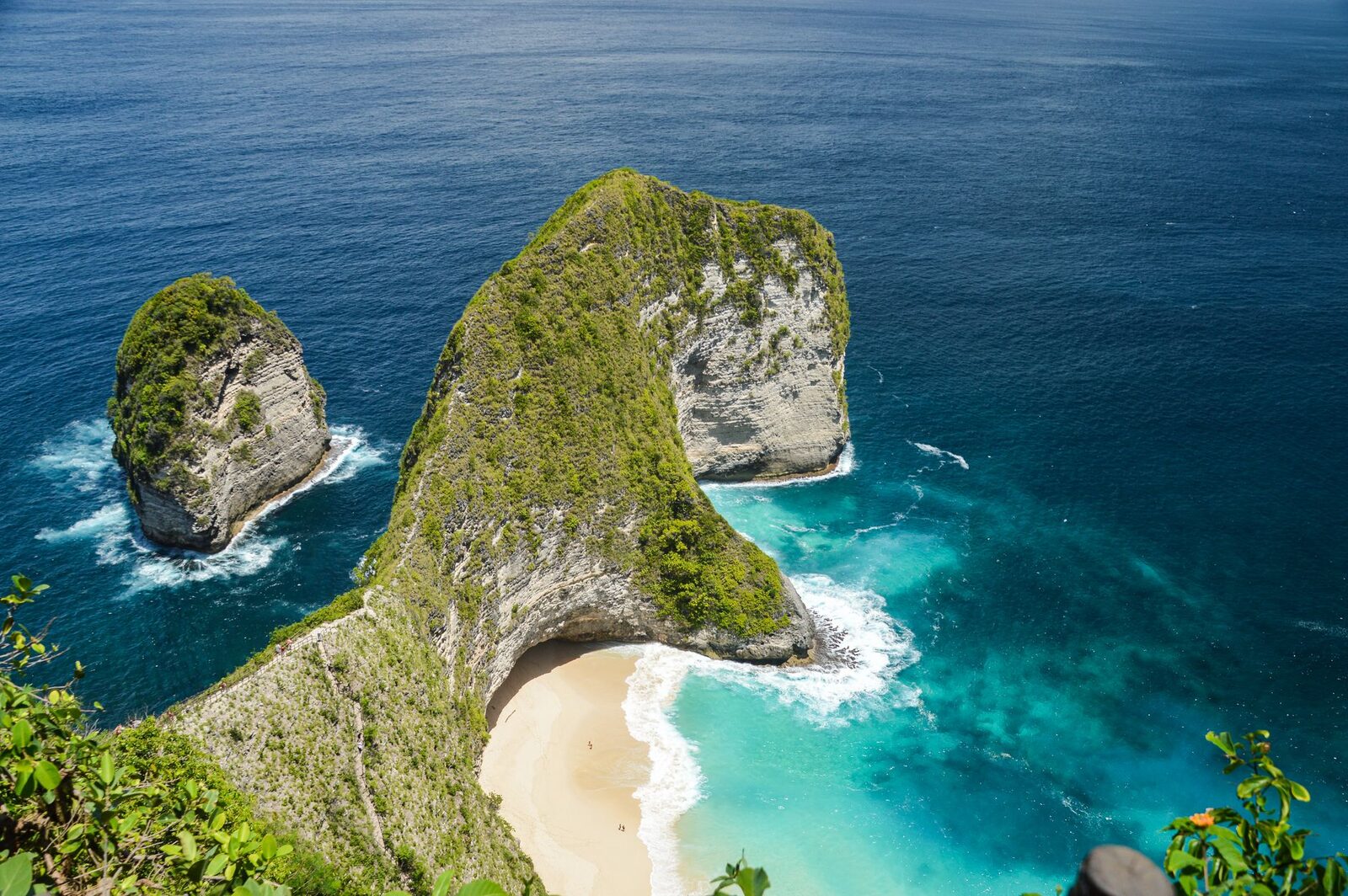The full sweep of the Kelingking headland and its beach.