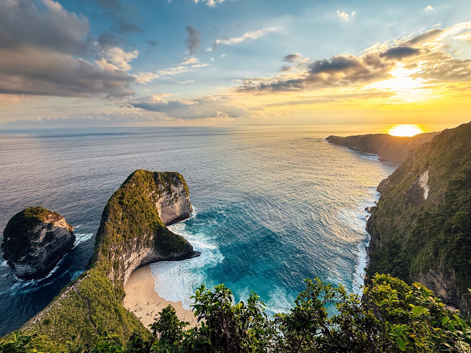 Kelingking at sunset, the light going gold over the sea.