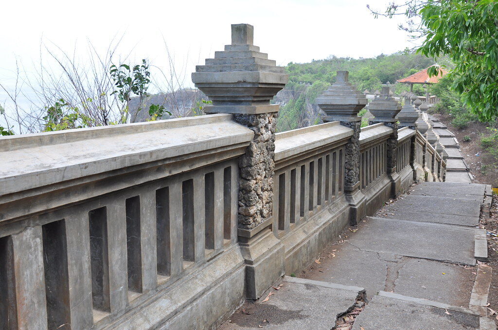 The narrow cliff-top path out to the temple.