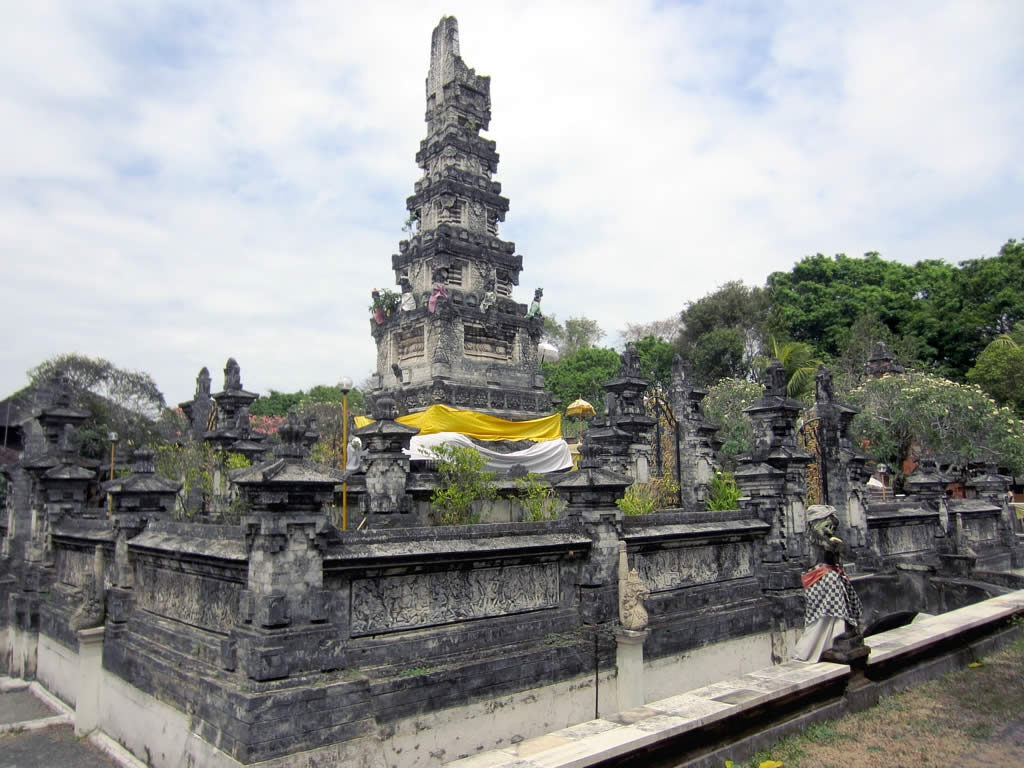 Pura Jagatnatha in Denpasar, built around its padmasana. A temple to a single supreme God is a comparatively modern idea, here given monumental form.