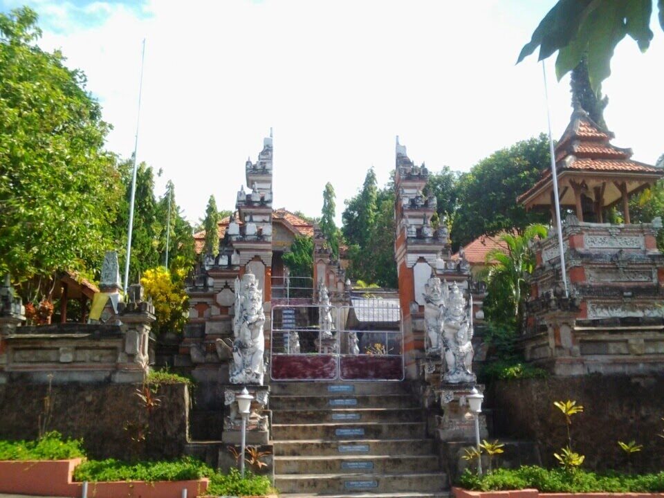 A Balinese split gate on the climb up through the grounds.