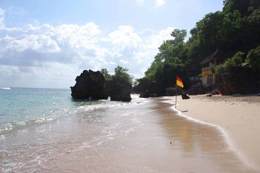 The big rock formations that split Padang Padang's sand.