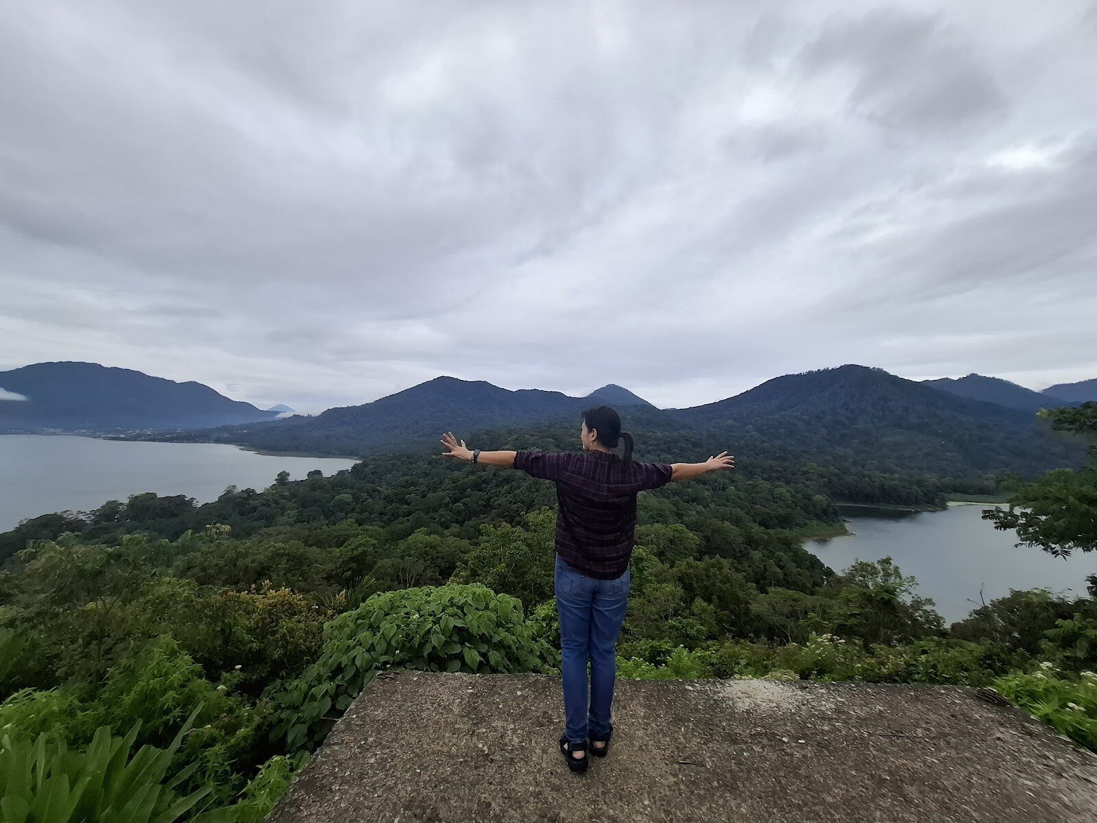 The Wanagiri viewpoint over the twin lakes, one of the easy roadside stops on the loop.