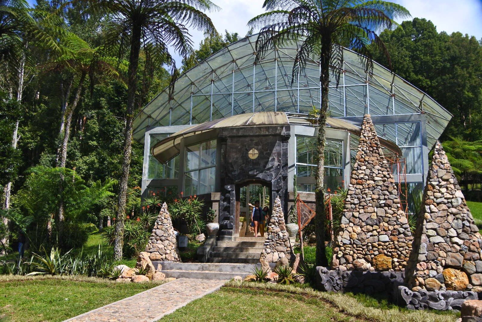The glasshouse in the botanic garden, one of the collections you can wander between showers.
