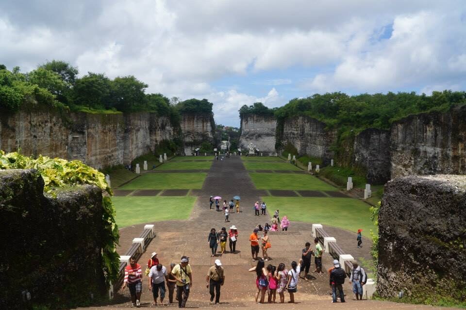 The limestone canyons: visitors walking the lawns between sheer walls sawn straight out of the old quarry.
