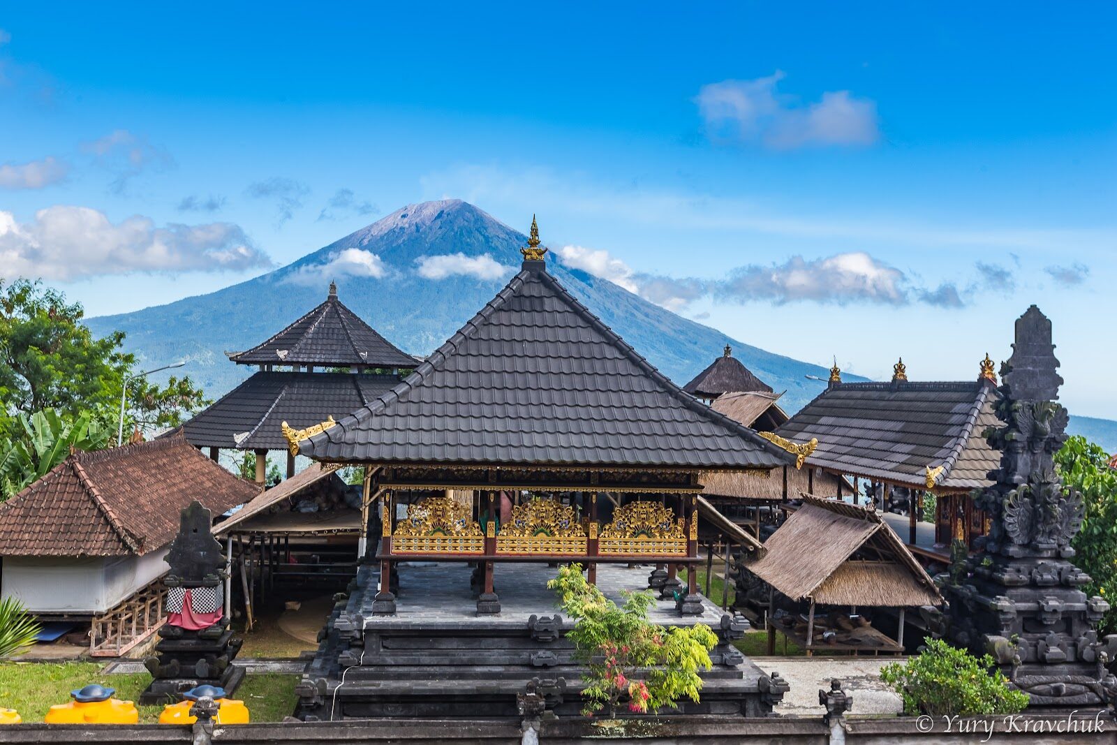 A shrine building of the complex beneath Mount Agung — beyond the famous gate, Lempuyang is a working temple.