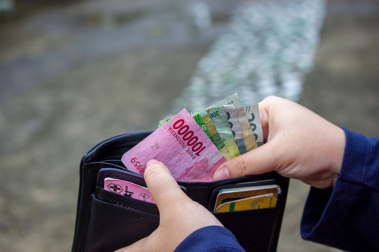 Count every note yourself, in your own hands — and once the cash is yours it never goes back across the counter, for any reason.