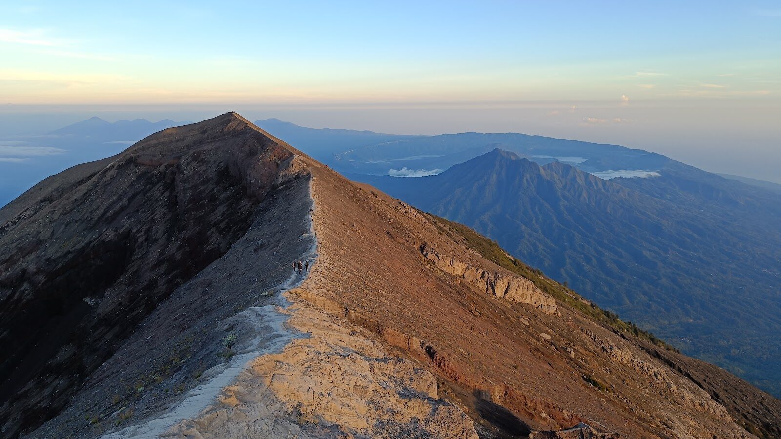 The final spine to the top: loose rock with a drop on either side, covered in the dark.