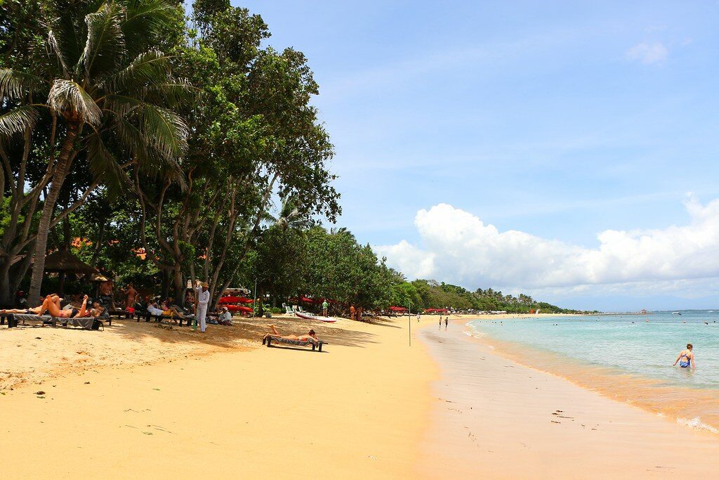 Palm-fringed turquoise shallows — why families and nervous swimmers pick this strip.