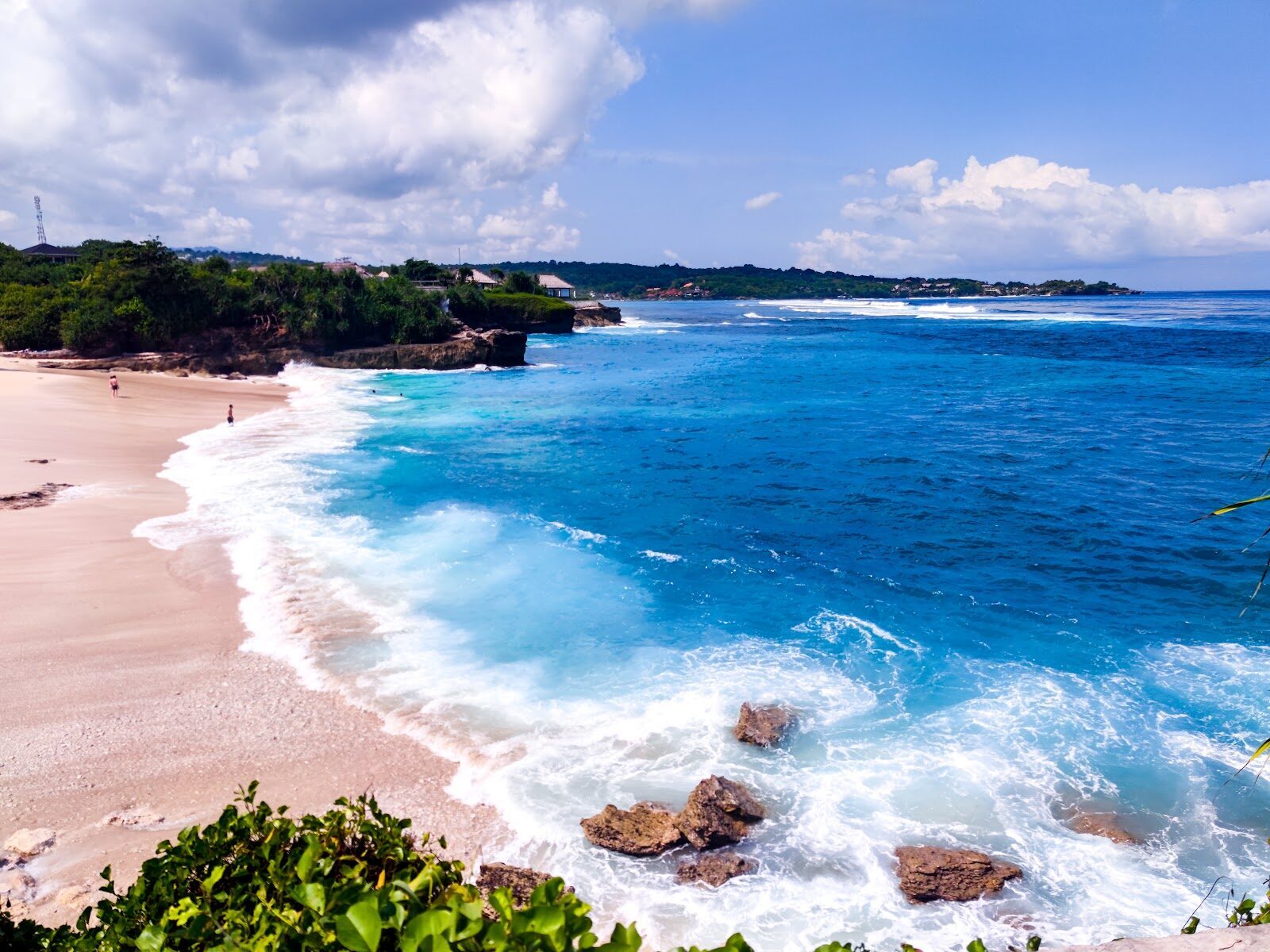 A quiet turquoise cove on Lembongan's coast.