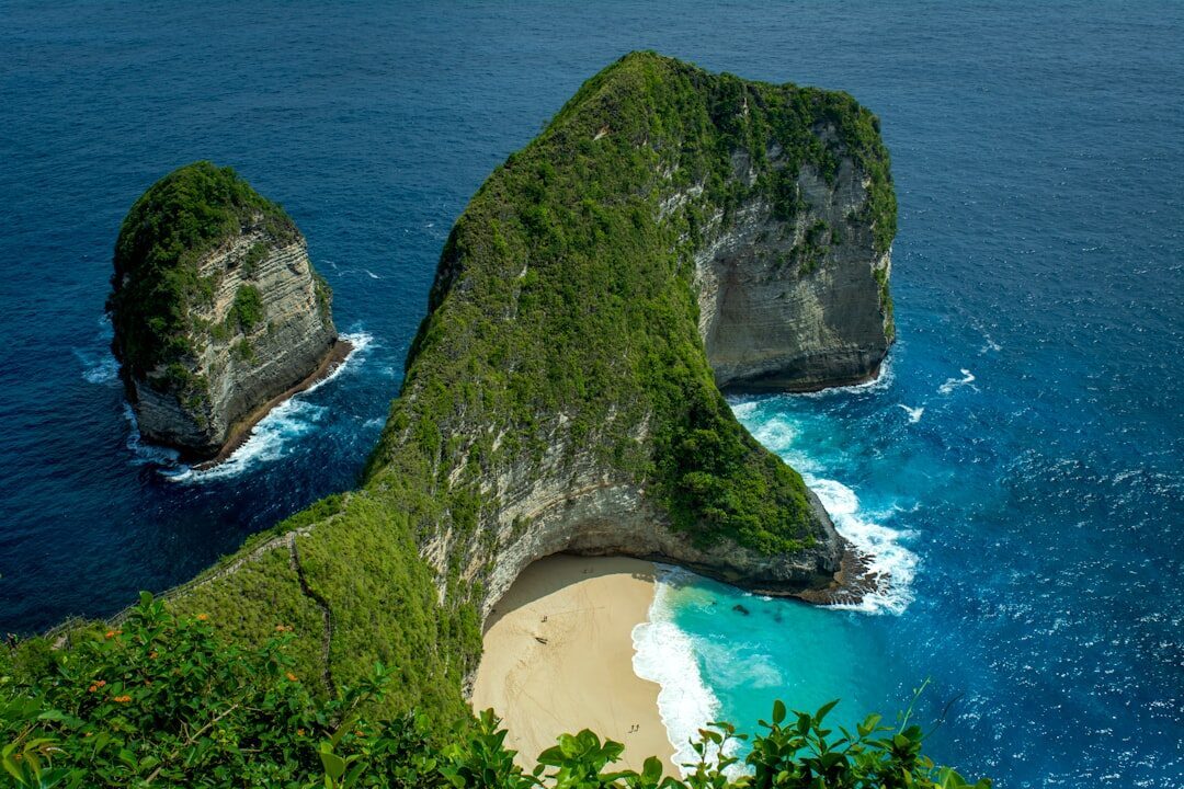 The green-cloaked Kelingking headland seen from the viewpoint side.