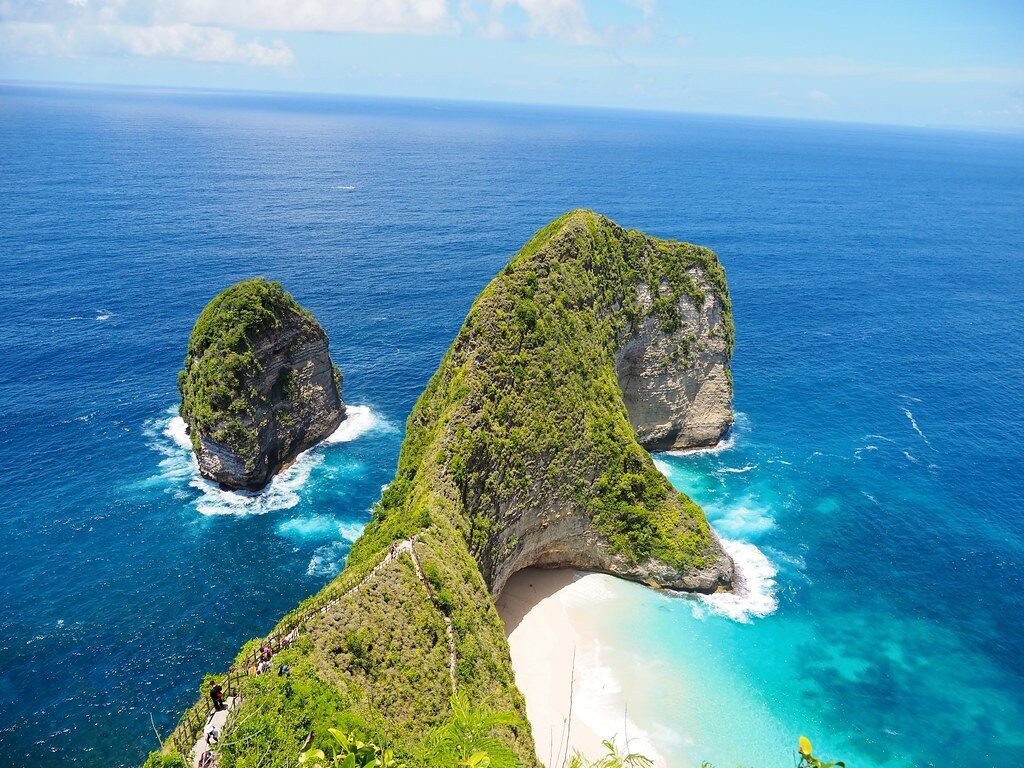 The turquoise water and white beach far below the Kelingking clifftop.