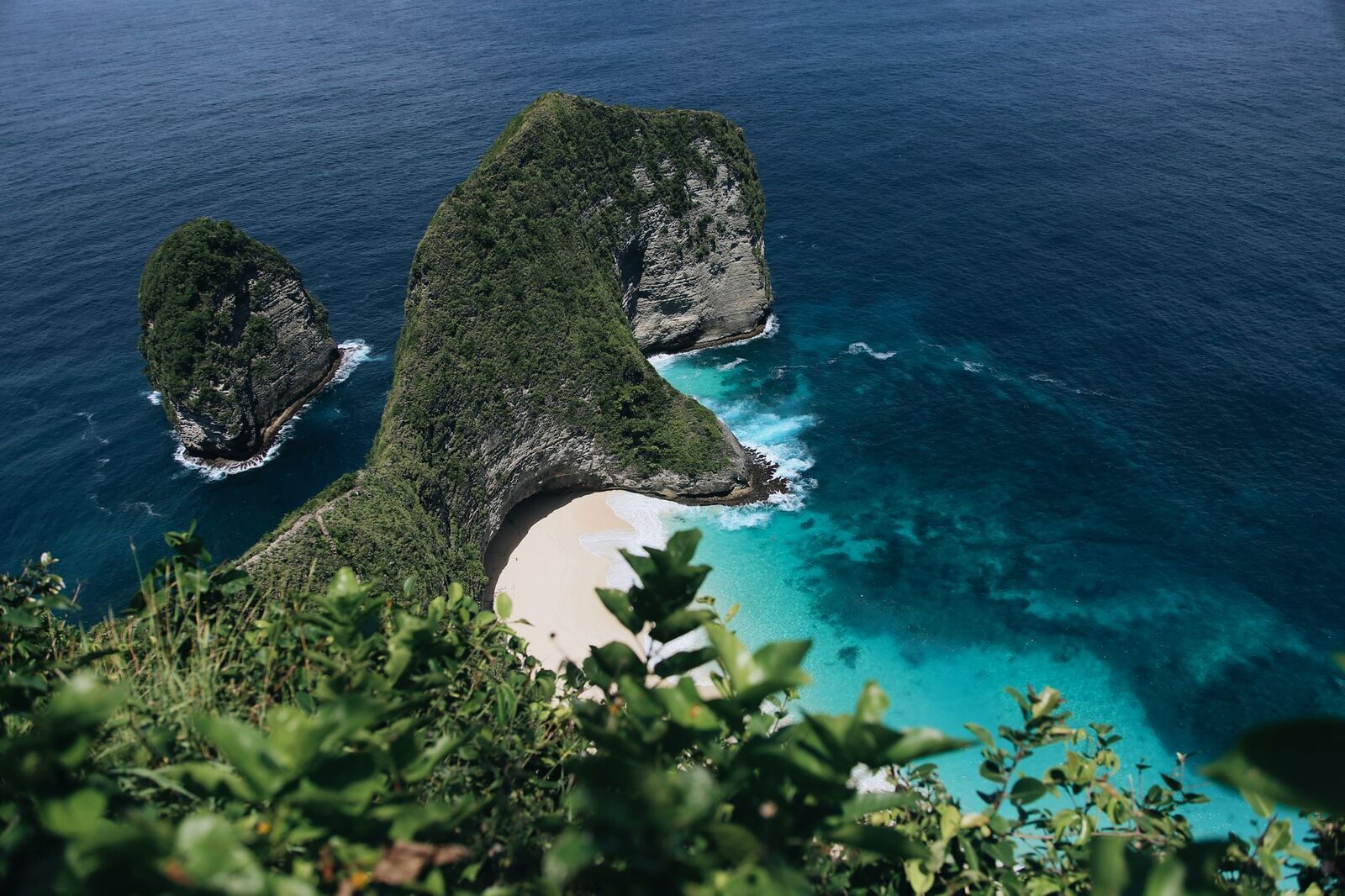 An aerial line on the Kelingking headland and its curving beach.