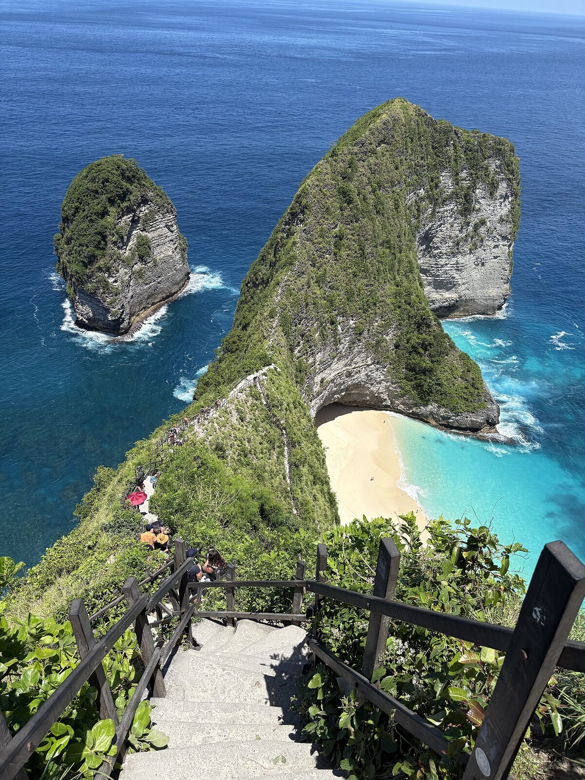 The clifftop viewpoint at the top of the Kelingking trail — dirt paths, rope railings and crowds jostling for the same photo.