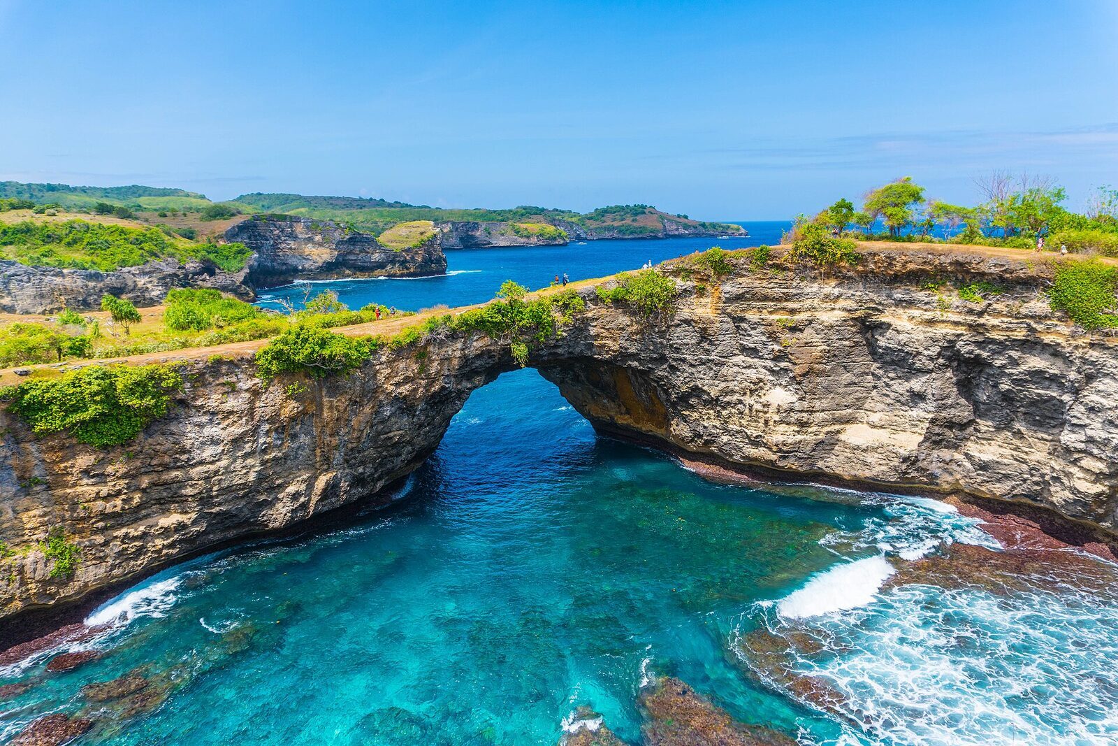 The arch and its turquoise lagoon on a clear day.