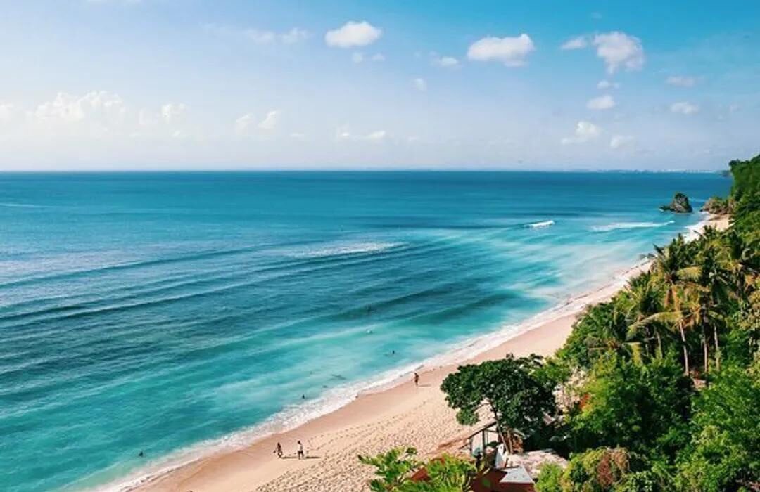 The turquoise shallows and gentle sand of Thomas Beach from the path down.