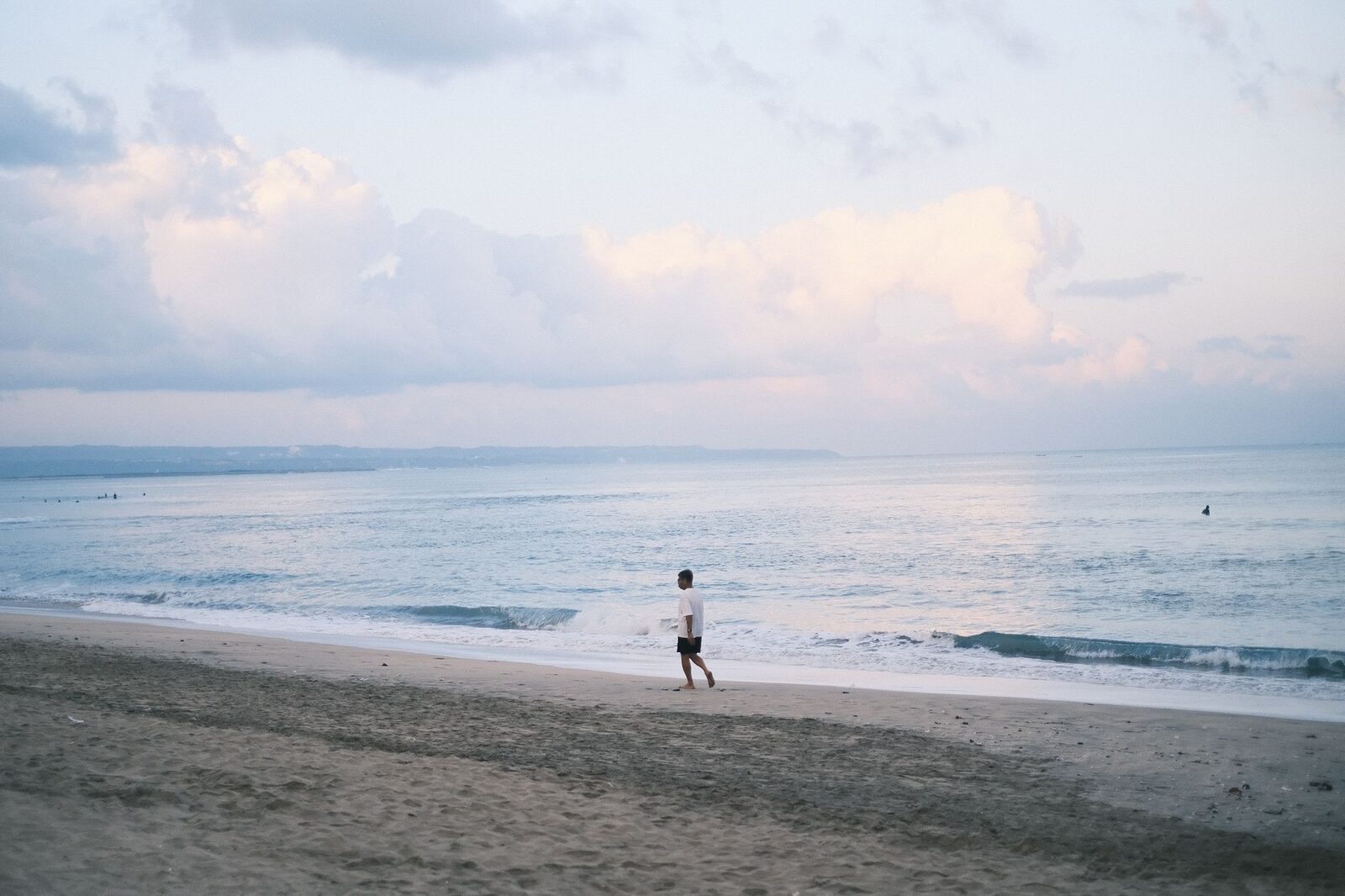 A quiet stroll along a mellow bay at the gentle end of the tide.