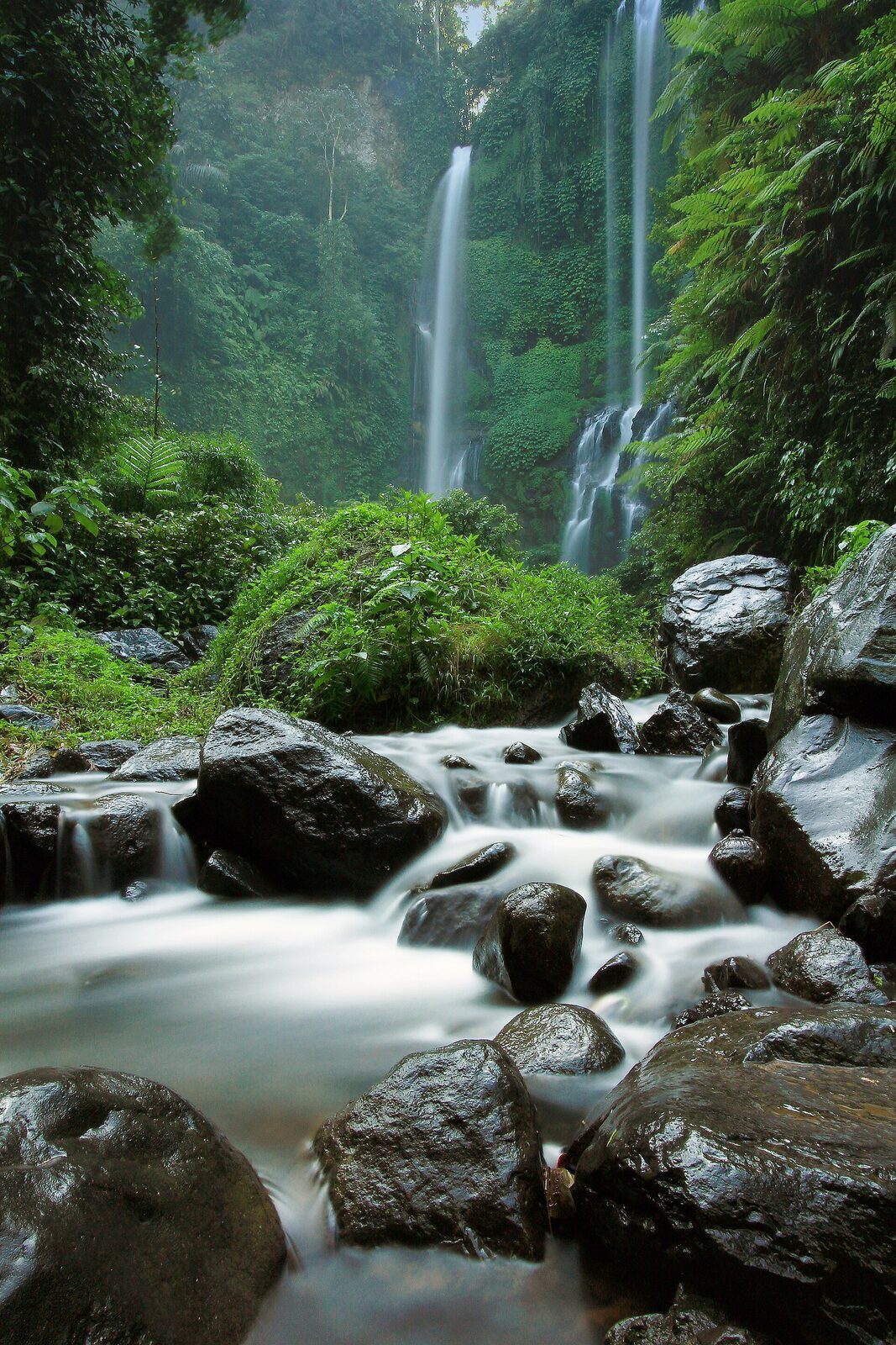 The main fall with the boulder-strewn river running out from its base.