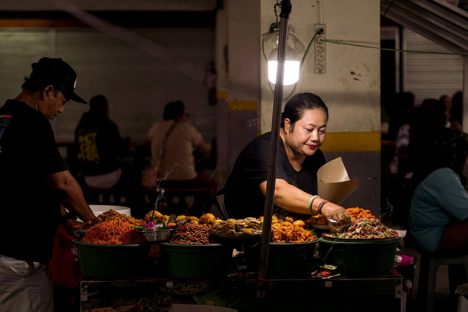 A late-night food stall — the real, unglamorous night street.