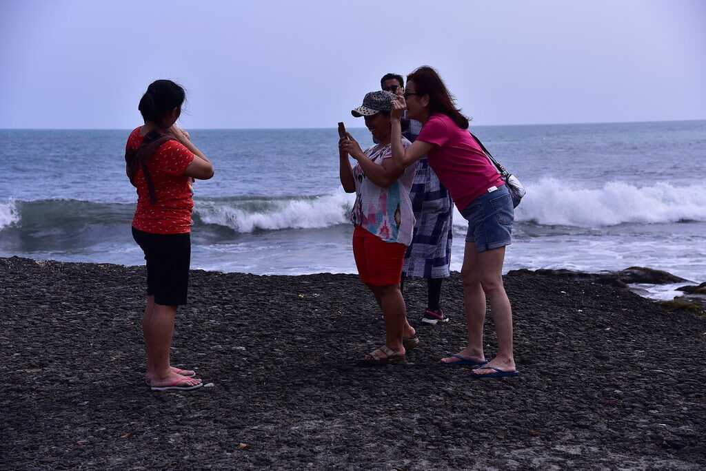 Phones up on the shore: the shot everyone comes for.