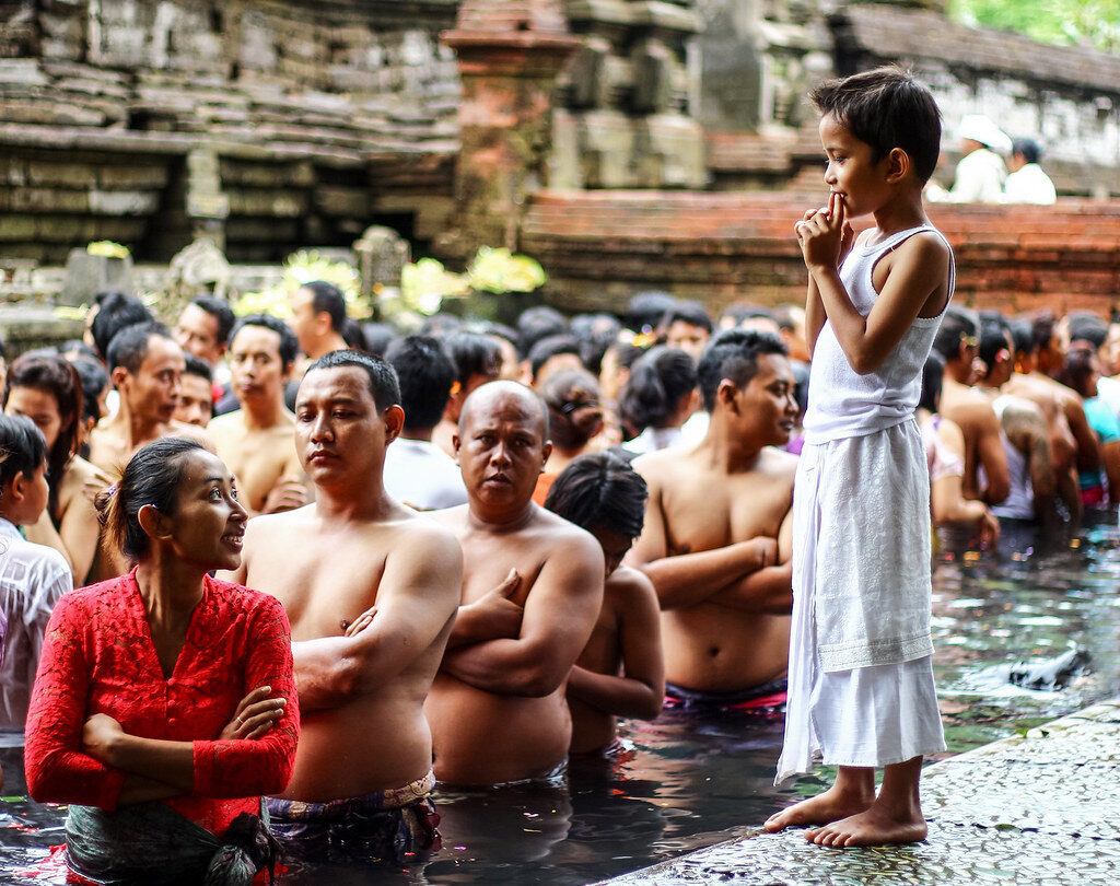 The queue of worshippers waiting their turn along the pool edge.