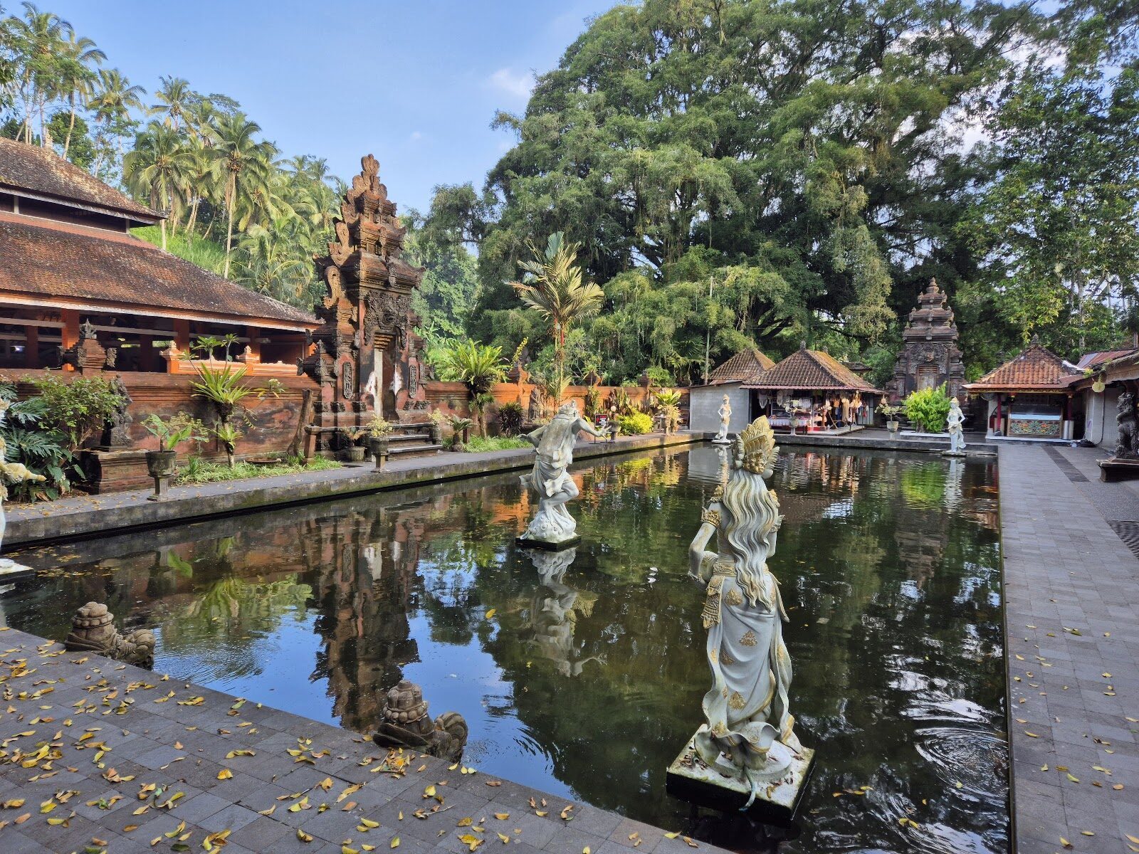 The split gate framing the inner pond and its stone statues.