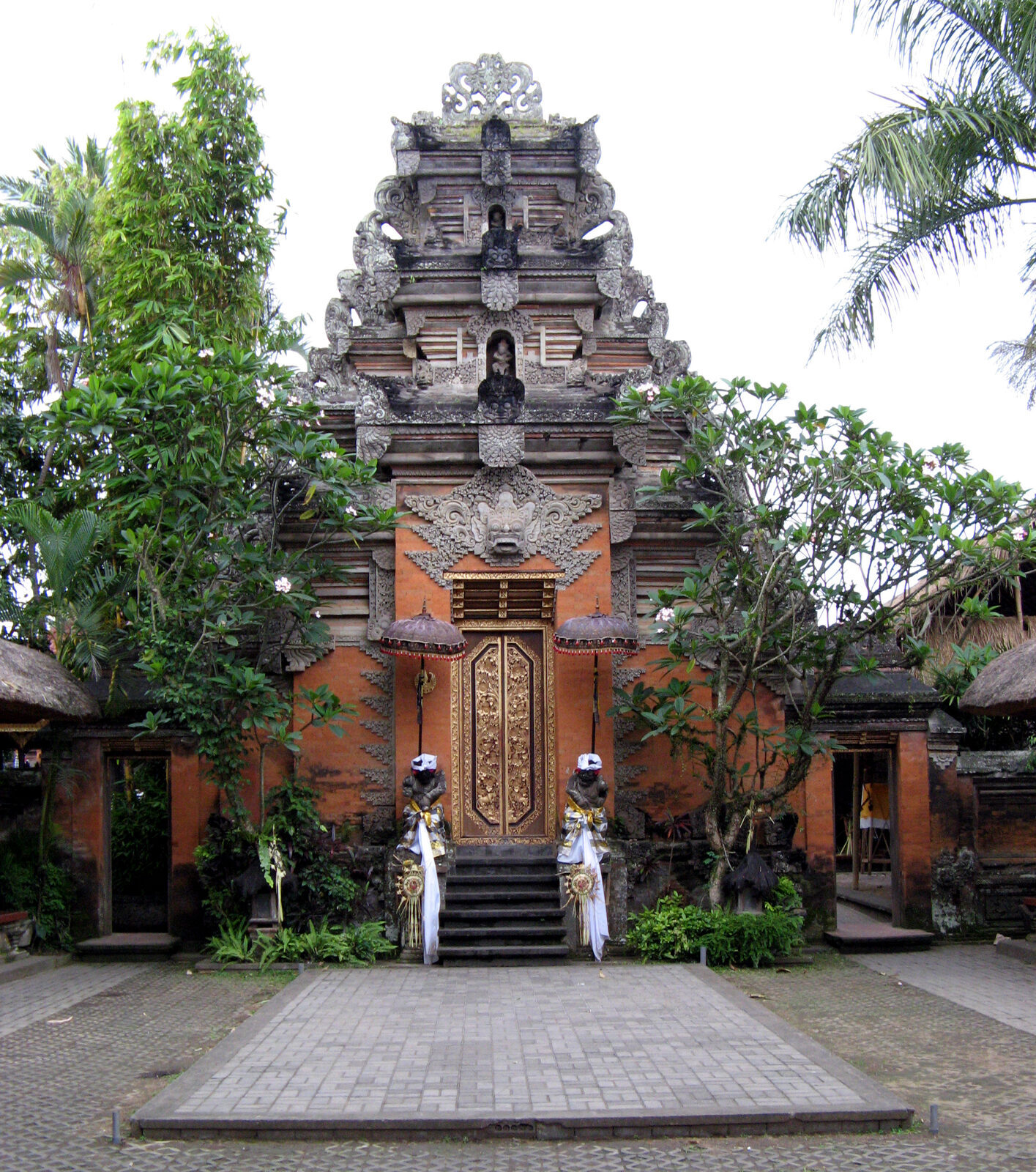 The entrance gate to the palace courtyard, tended by attendants.