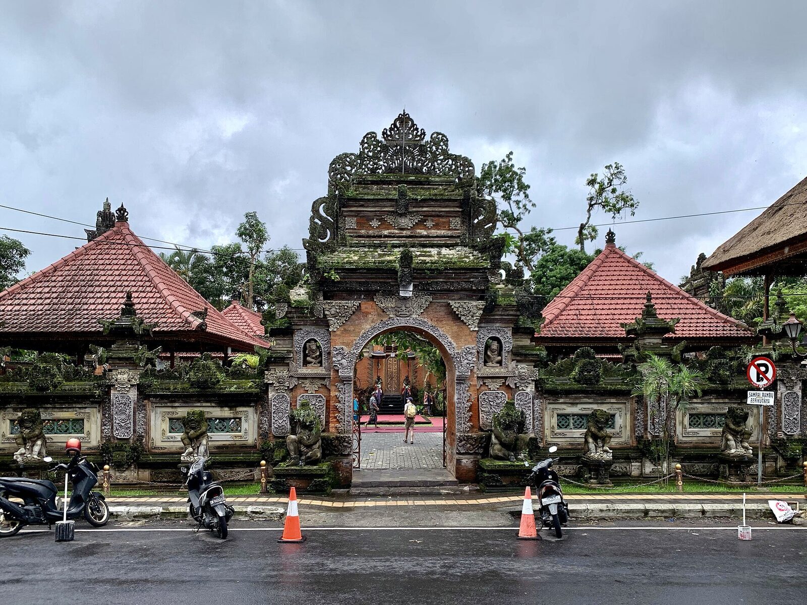 The palace frontage on Jalan Raya, scooters and all — this is right in the middle of town.