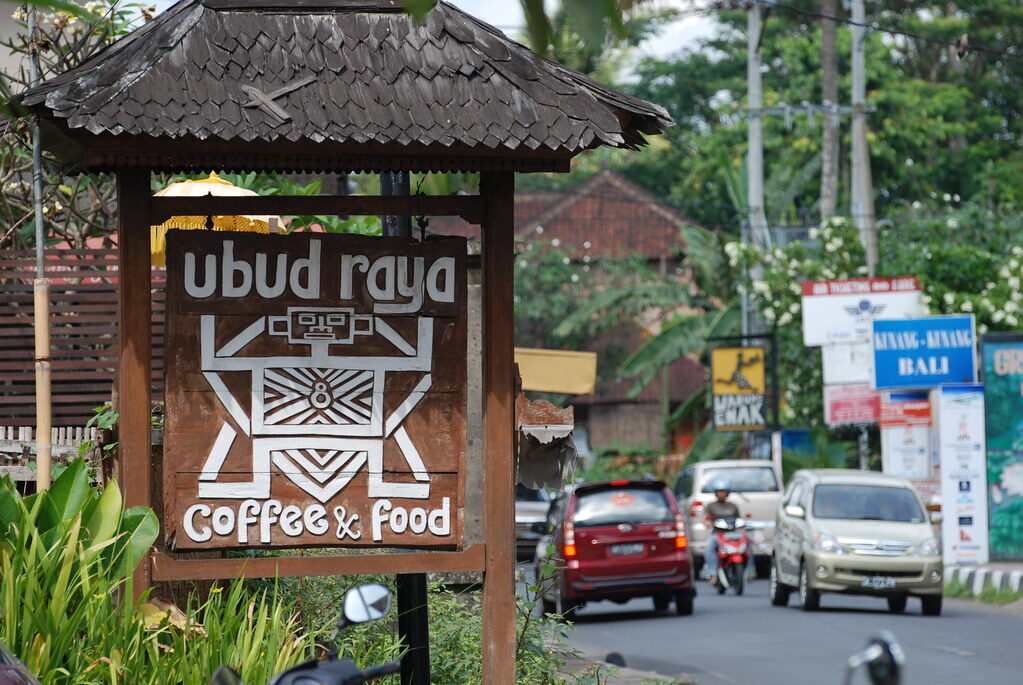 The Jalan Raya frontage — cafés, traffic, and the one-way lanes that gridlock by 10am.