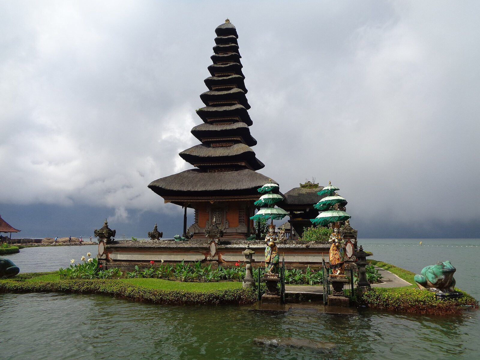 The eleven-tiered meru of Pura Ulun Danu Beratan set on the water of Lake Beratan, highland cloud low behind it — the banknote view.