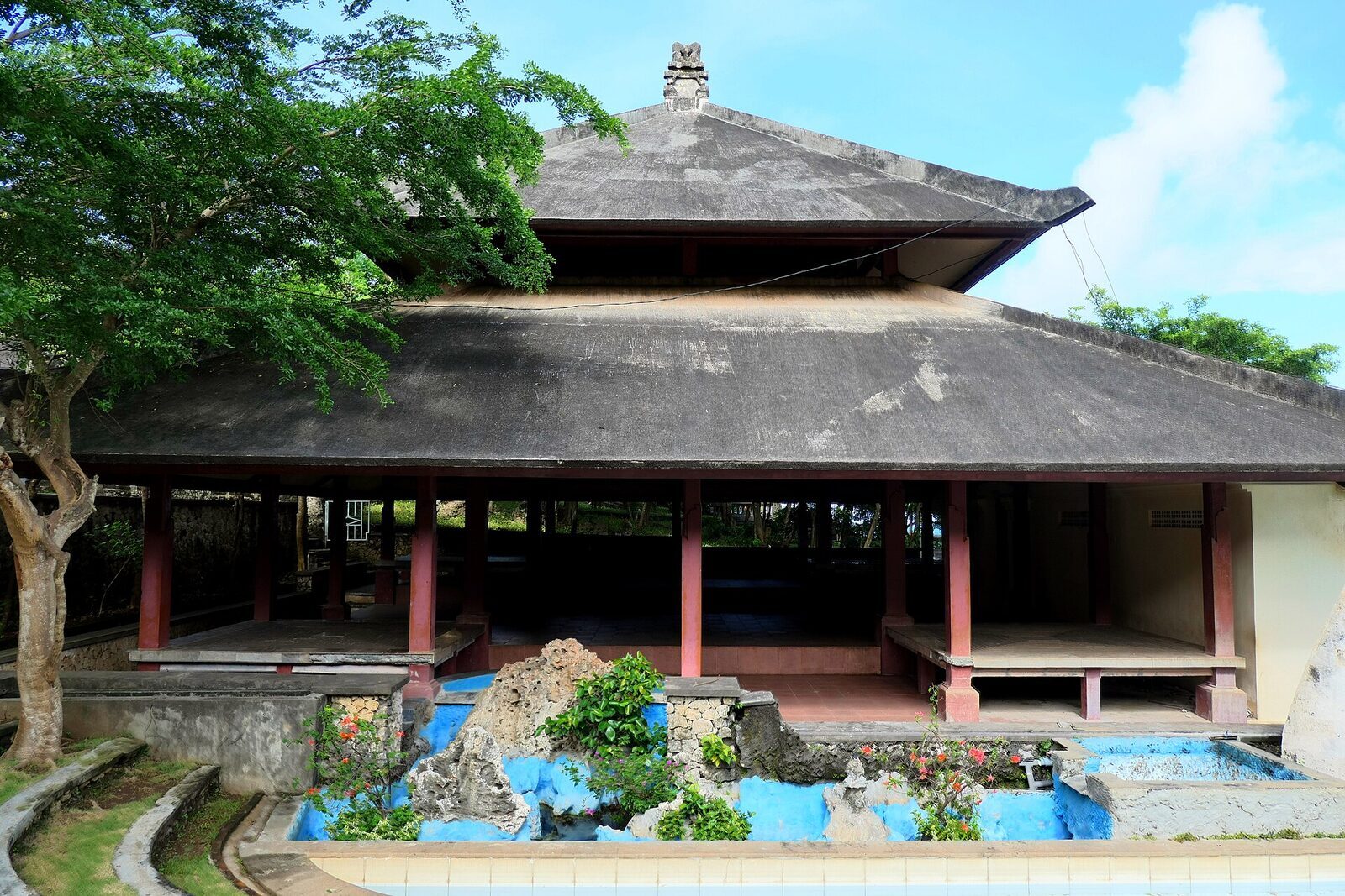 A tiered-roof pavilion (wantilan) in the Uluwatu temple grounds