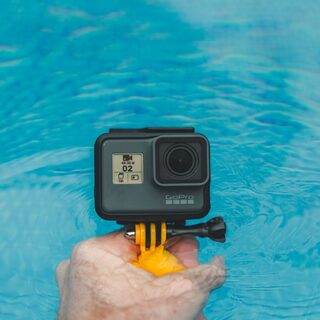 Floating hand-grip for the action cam
